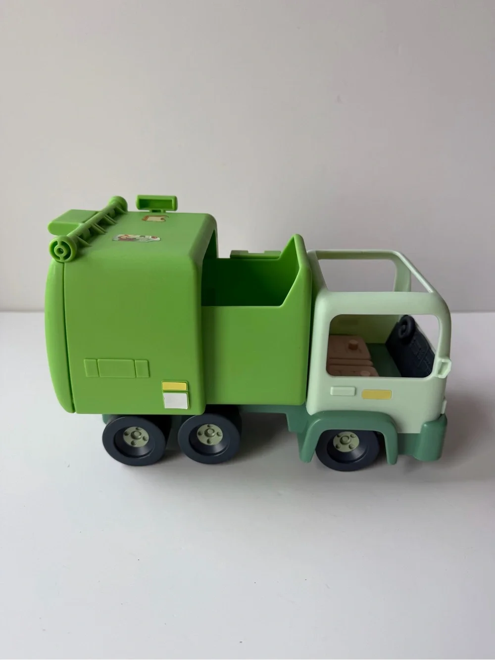Moose Toys Bluey Garbage Truck  with Two Garbage Bin Red/ Yellow Lid